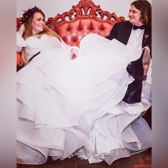 📣Meet your Posher, Natalie and her husband, Russell. 🌟 - Picture 4 of 11